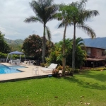 piscina y zonas verdes